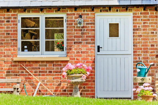 Armoniza tu hogar con la energía adecuada detrás de la puerta principal